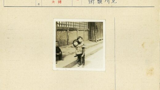孩童嬉戏木质建筑旁.jpg