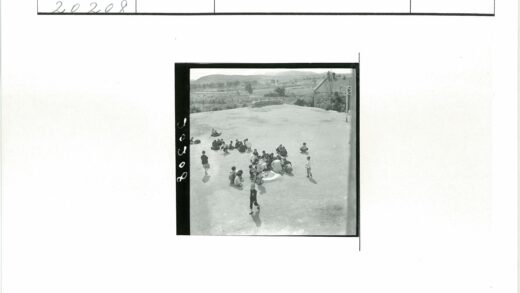 孩童山野嬉戏自然风光.jpg