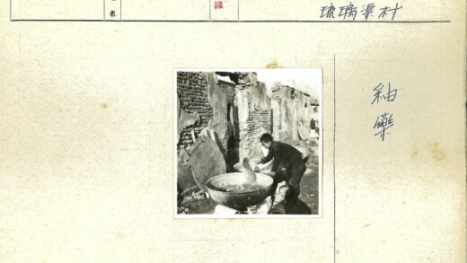 孩童废墟旁舀水.jpg