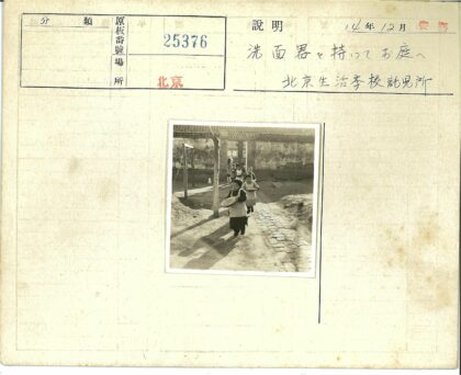 孩童庭院散步砖砌建筑.jpg