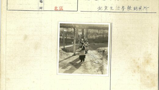 孩童庭院散步砖砌建筑.jpg