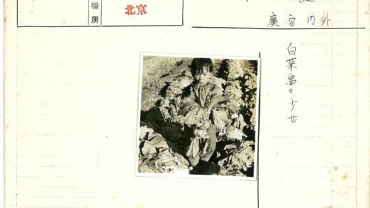 孩童怀抱卷心菜田间留影.jpg
