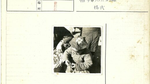 孩童戴花帽剥坚果.jpg