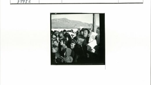 孩童户外举旗山脉背景.jpg