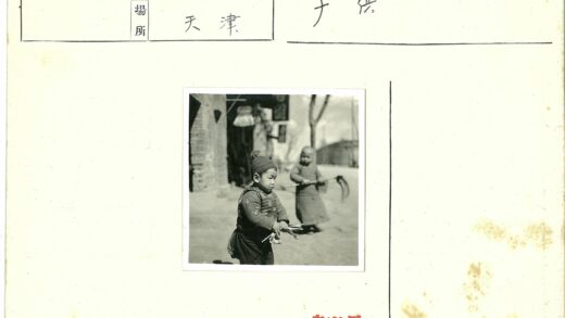 孩童户外劳作砖墙建筑背景.jpg