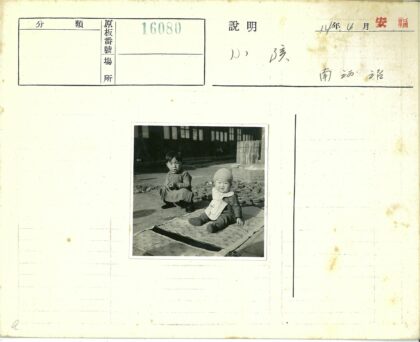 孩童户外垫子玩耍.jpg