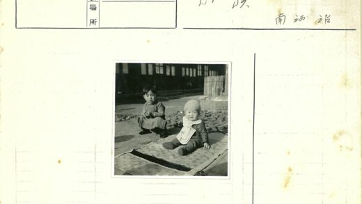 孩童户外垫子玩耍.jpg