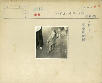孩童户外摸头温馨瞬间.jpg