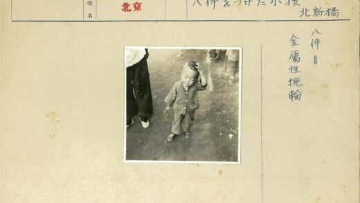孩童户外摸头温馨瞬间.jpg