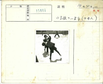 孩童户外玩耍背书包互动.jpg