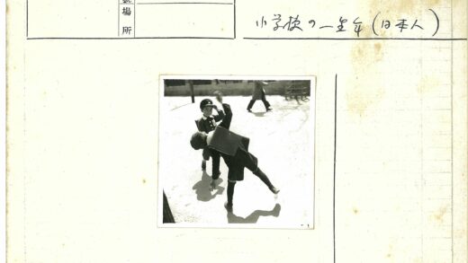 孩童户外玩耍背书包互动.jpg