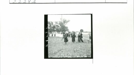 孩童持圆物行走山径.jpg
