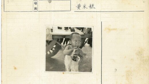 孩童持筷用餐木车旁.jpg