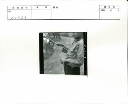 孩童持长棍湖畔树林留影.jpg