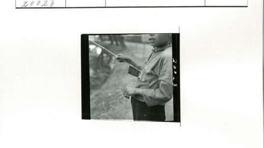 孩童持长棍湖畔树林留影.jpg