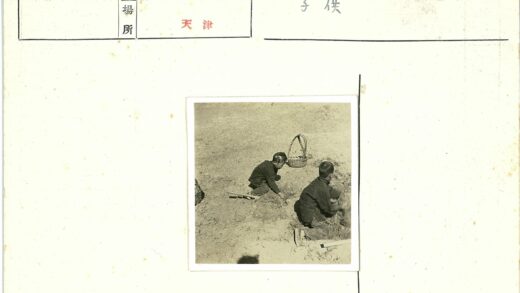 孩童挖土劳作纪实.jpg