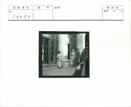孩童探索建筑柱廊瞬间.jpg