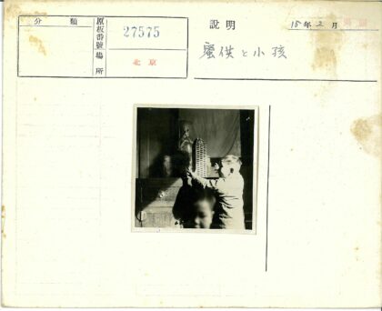 孩童探索橱柜装饰品.jpg