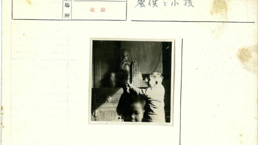孩童探索橱柜装饰品.jpg