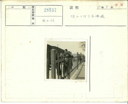 孩童攀爬木栅栏火车背景.jpg