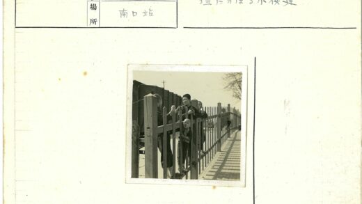 孩童攀爬木栅栏火车背景.jpg