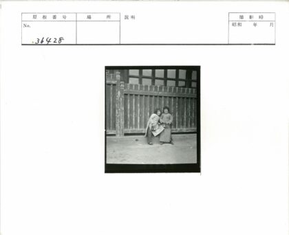 孩童木栅栏前冬日嬉戏.jpg
