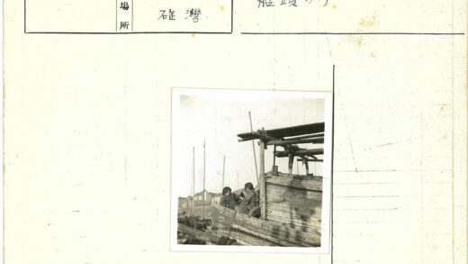 孩童木船游历城市风景.jpg
