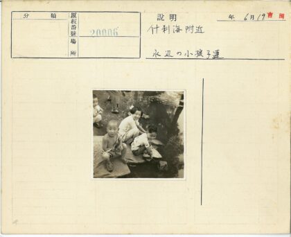 孩童水边嬉戏岩石树影.jpg