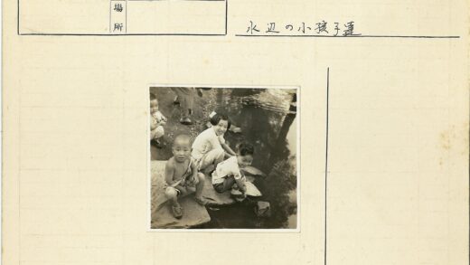 孩童水边嬉戏岩石树影.jpg