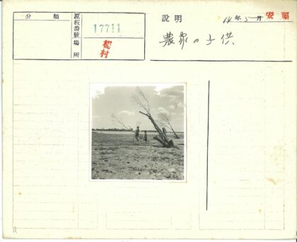 孩童沙地探索多云秋日.jpg