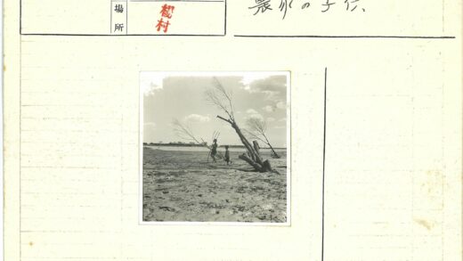 孩童沙地探索多云秋日.jpg