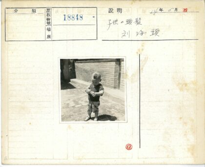 孩童玩塑料环砖墙背景.jpg