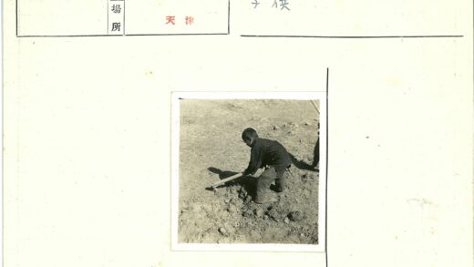 孩童田间劳作旧影.jpg