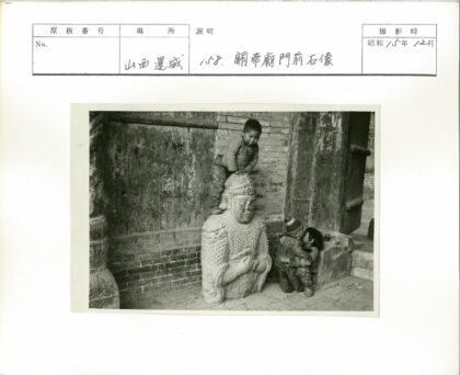 孩童石像旁嬉戏旧砖墙.jpg