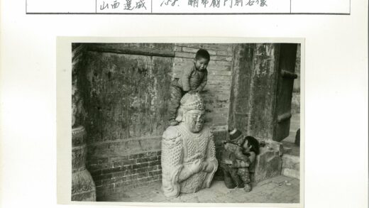 孩童石像旁嬉戏旧砖墙.jpg