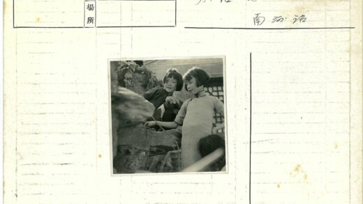孩童石墙格子窗旁留影.jpg
