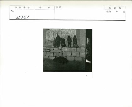 孩童石壁粉笔画与猪.jpg