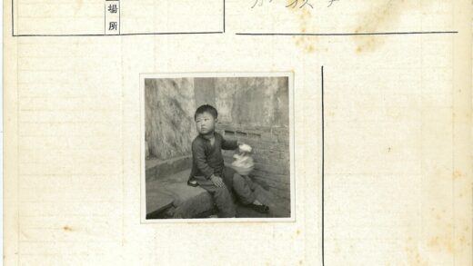 孩童石阶拾趣质朴墙前.jpg