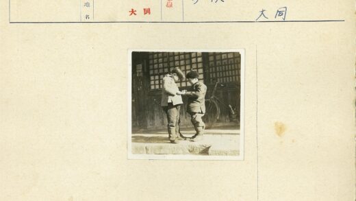孩童石阶探物与木屋自行车.jpg