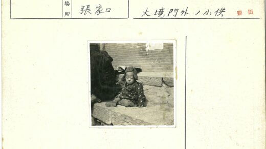 孩童石阶砖墙背影照.jpg