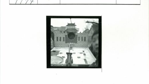 孩童窥探砖砌城堡龙头建筑.jpg