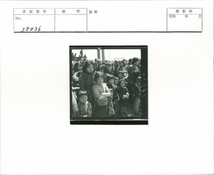孩童聚集户外木杆合影.jpg