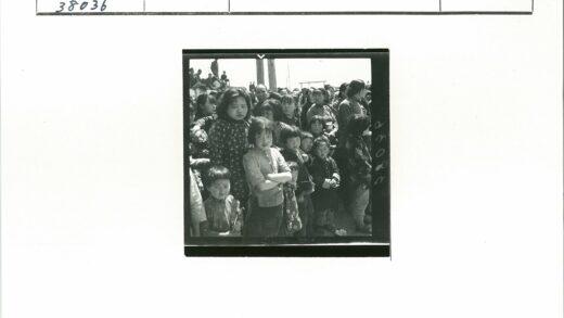 孩童聚集户外木杆合影.jpg