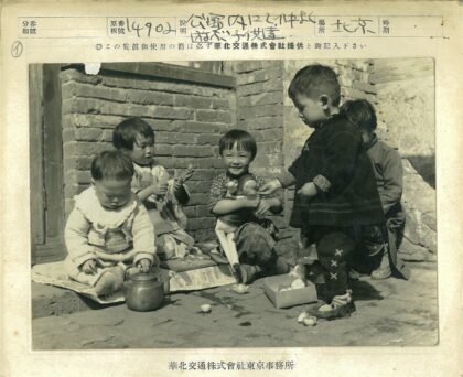 孩童街边玩厨具玩具.jpg