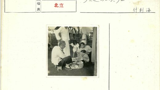 孩童观察木板活动竹篱背景.jpg