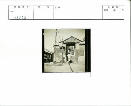 孩童走向封闭建筑与手推车.jpg