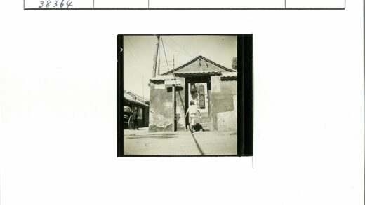 孩童走向封闭建筑与手推车.jpg