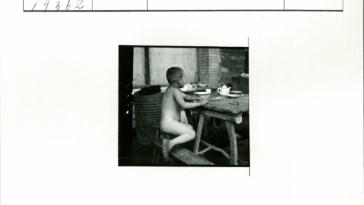 孩童静坐木凳品茶时光.jpg