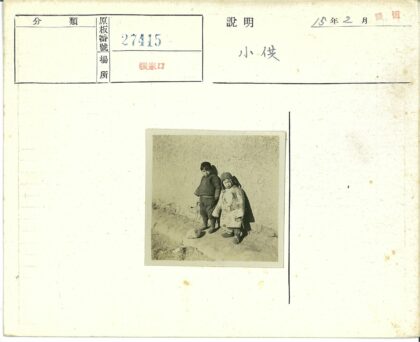 孩童靠墙户外照.jpg