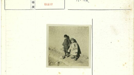 孩童靠墙户外照.jpg